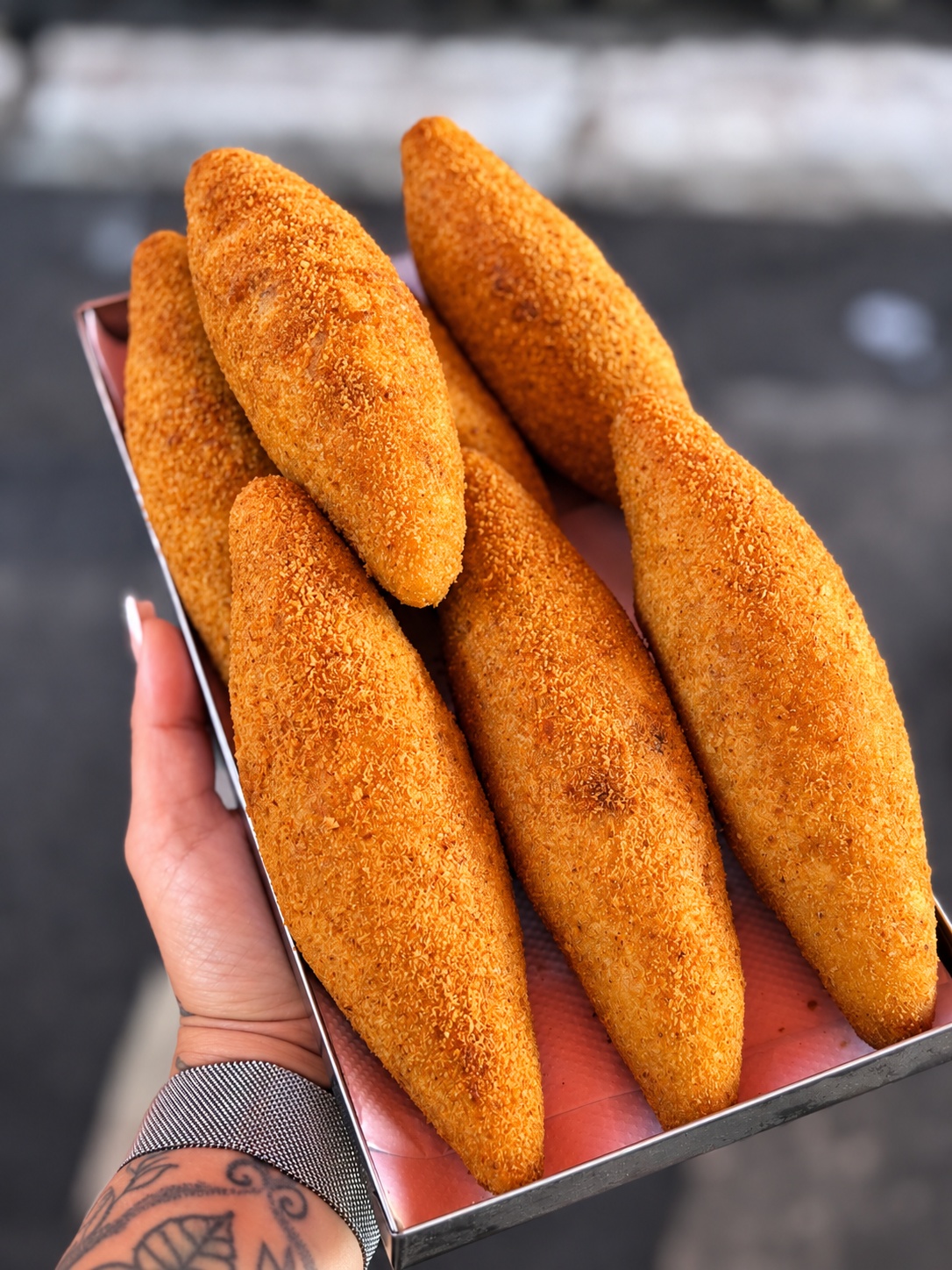Salgados dourados da Pastéis Viviane disponíveis na feira